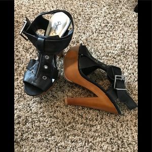 Qupid Black platform sandal w/wood heel. Size 8.
